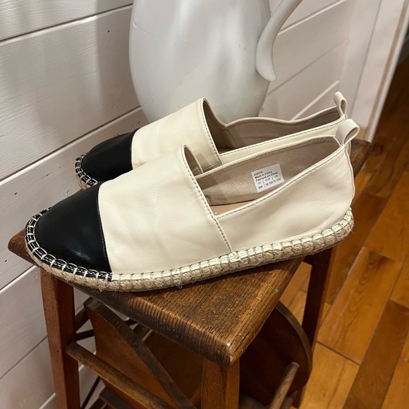 À MTL size 8W they fit more like a nine. Cute but too big for me. - Picture 3 of 7